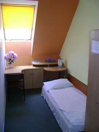 Хостелы Hostel Wiarus Жешув Двухместный номер с 2 отдельными кроватями и общей ванной комнатой-4